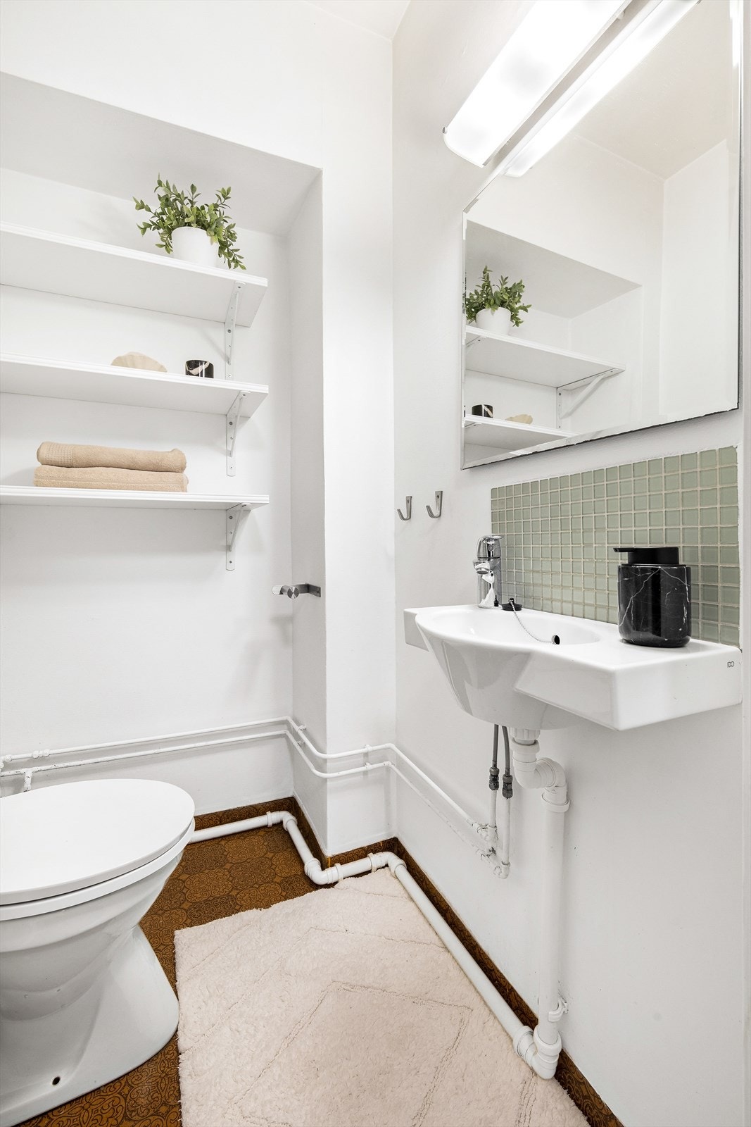 Eldre bad med behov for modernisering. Badet har belegg på gulv og malte slette vegger. Galleribilde