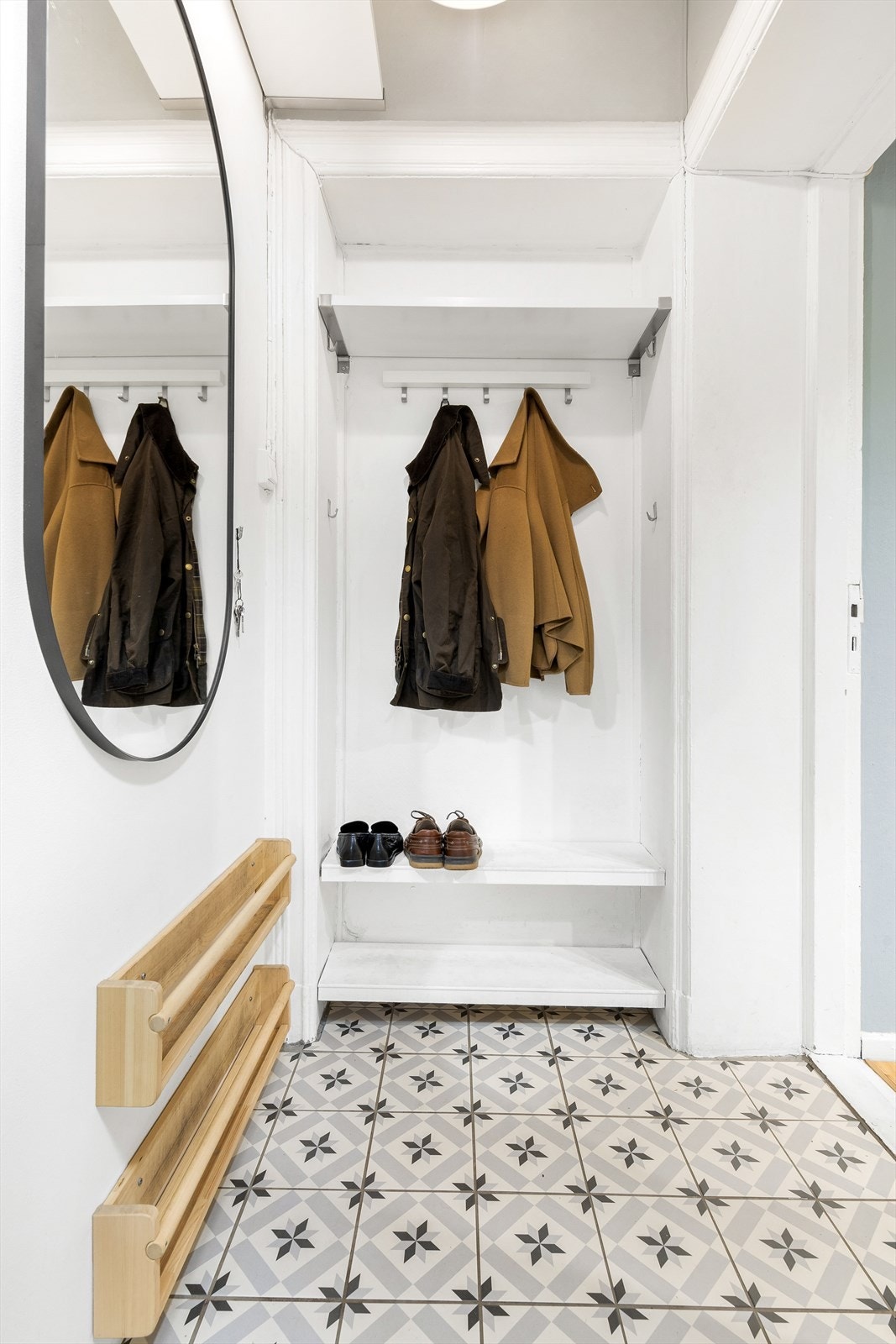 Velkommen inn! Entréen har flislagt gulv som gjør det enkelt å holde rent, og hyller og knagger for oppheng av yttertøy og sko. Galleribilde