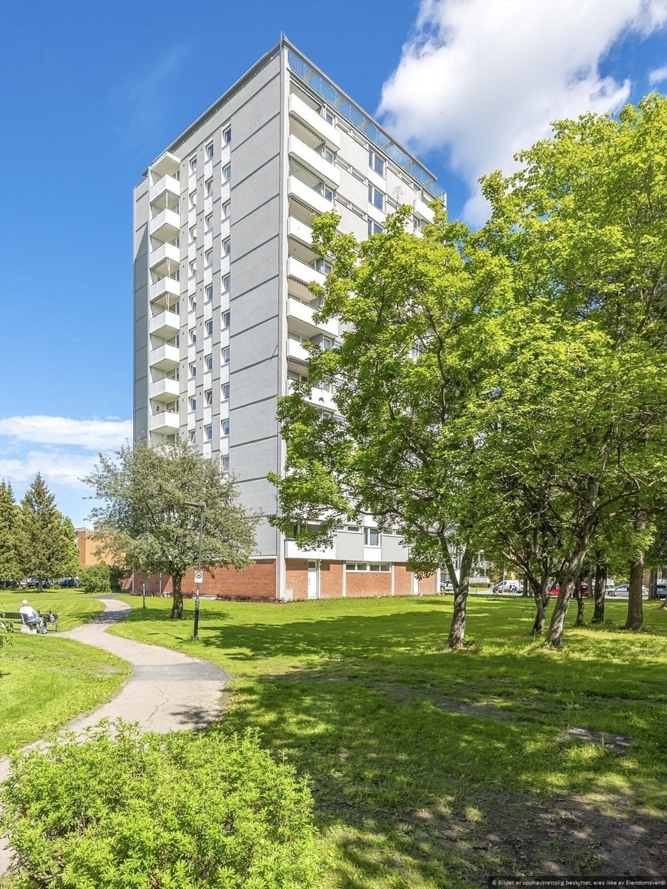 Beliggenheten er sentral, med kort gangavstand til bla. T-bane, kjøpesenter og treningssenter. Nærheten til fritidsaktiviteter, Østensjøvannet og Østmarka gjør dette til en populært område. Galleribilde