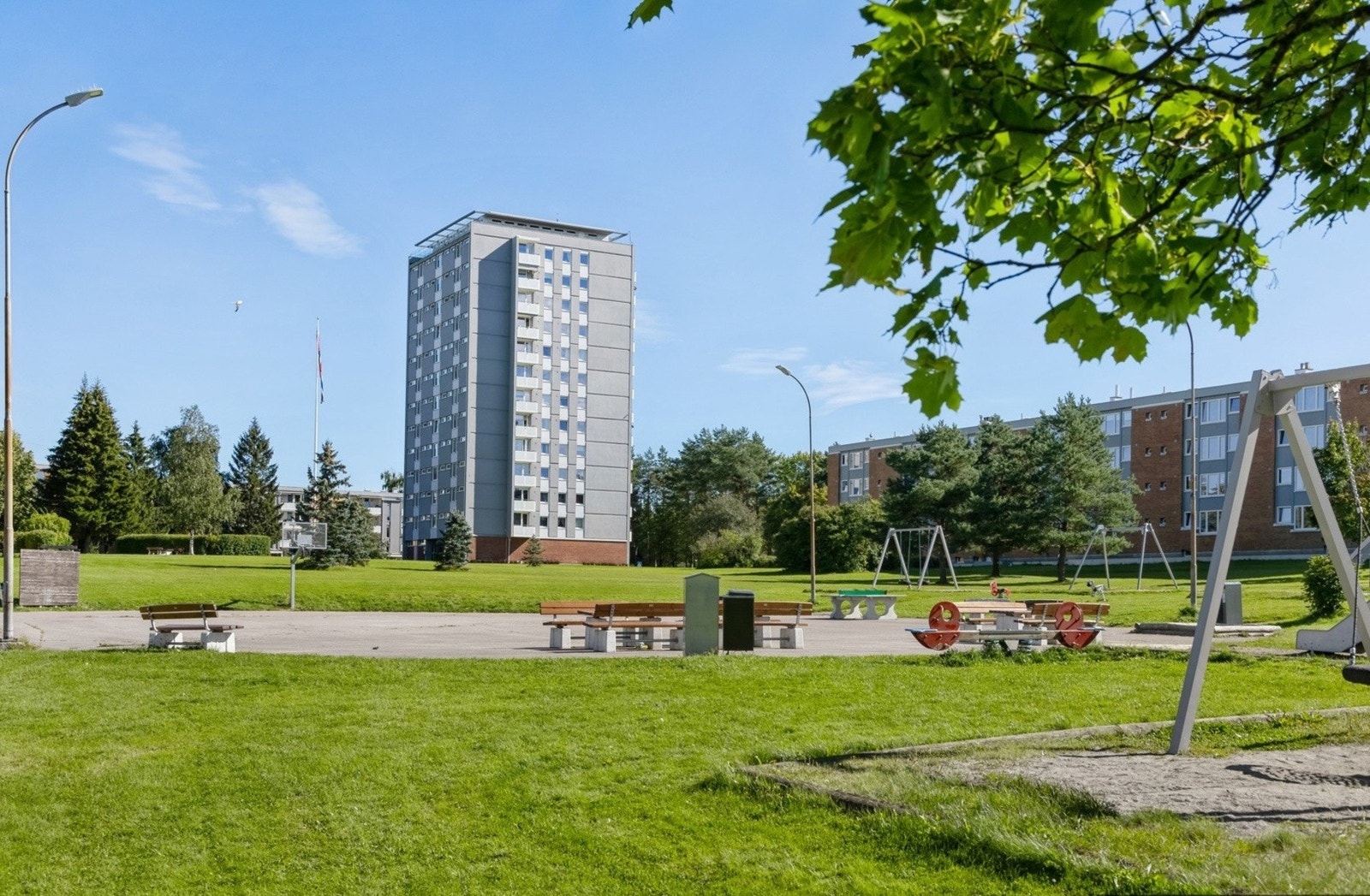 Borettslaget har store grøntarealer, sittegrupper, diverse beplanting, asfalterte internveier og lekeplass til glede for de minste. Galleribilde