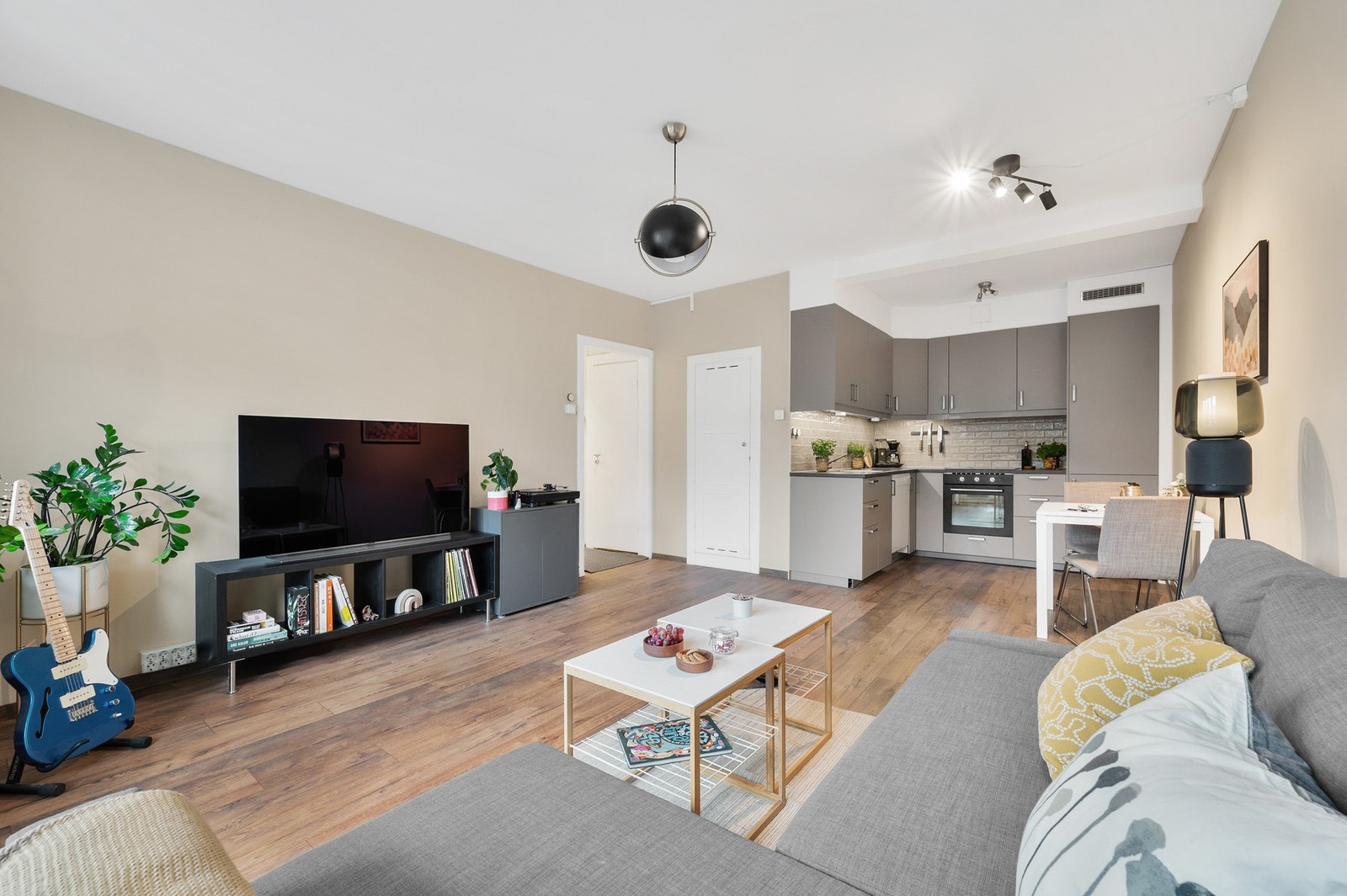 Kjøkkenet er praktisk plassert i eget hjørne av stuen. Galleribilde