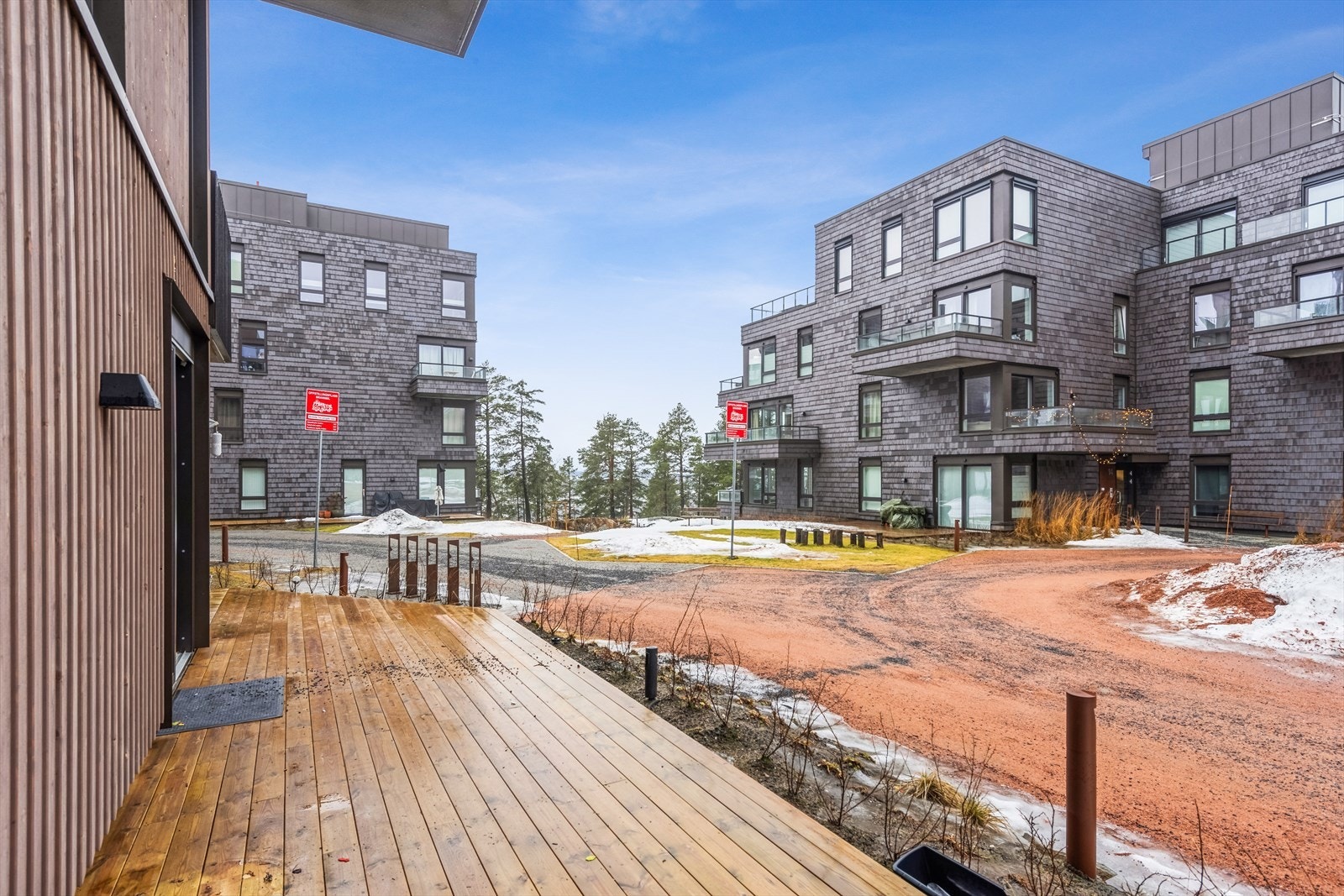 På terrassen er det plass til spisegruppe, lounge-avdeling, solsenger, grill, planter og dekor Galleribilde