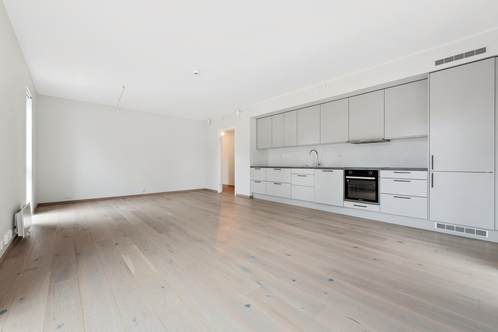 Med åpen løsning mot stuen blir kjøkkenet en sosial sone, også under matlagingen Galleribilde