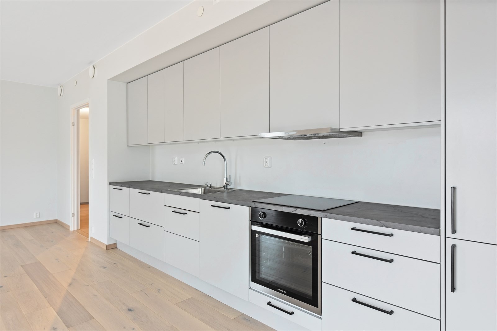 Innredningen har slette fronter og laminert benkeplate Galleribilde