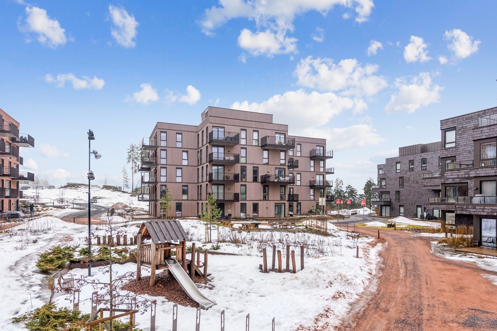 Det er i tillegg gangavstand til skoler, barnehager, dagligvarebutikker, Lørenskog stasjon som er innenfor Oslosonen hos Ruter Galleribilde