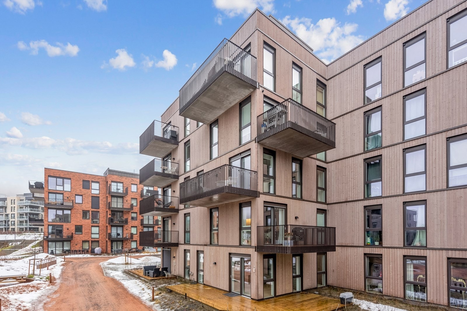 Sameiet byr på pent beplantede fellesarealer, lekeplass og trivelige sitteområder Galleribilde