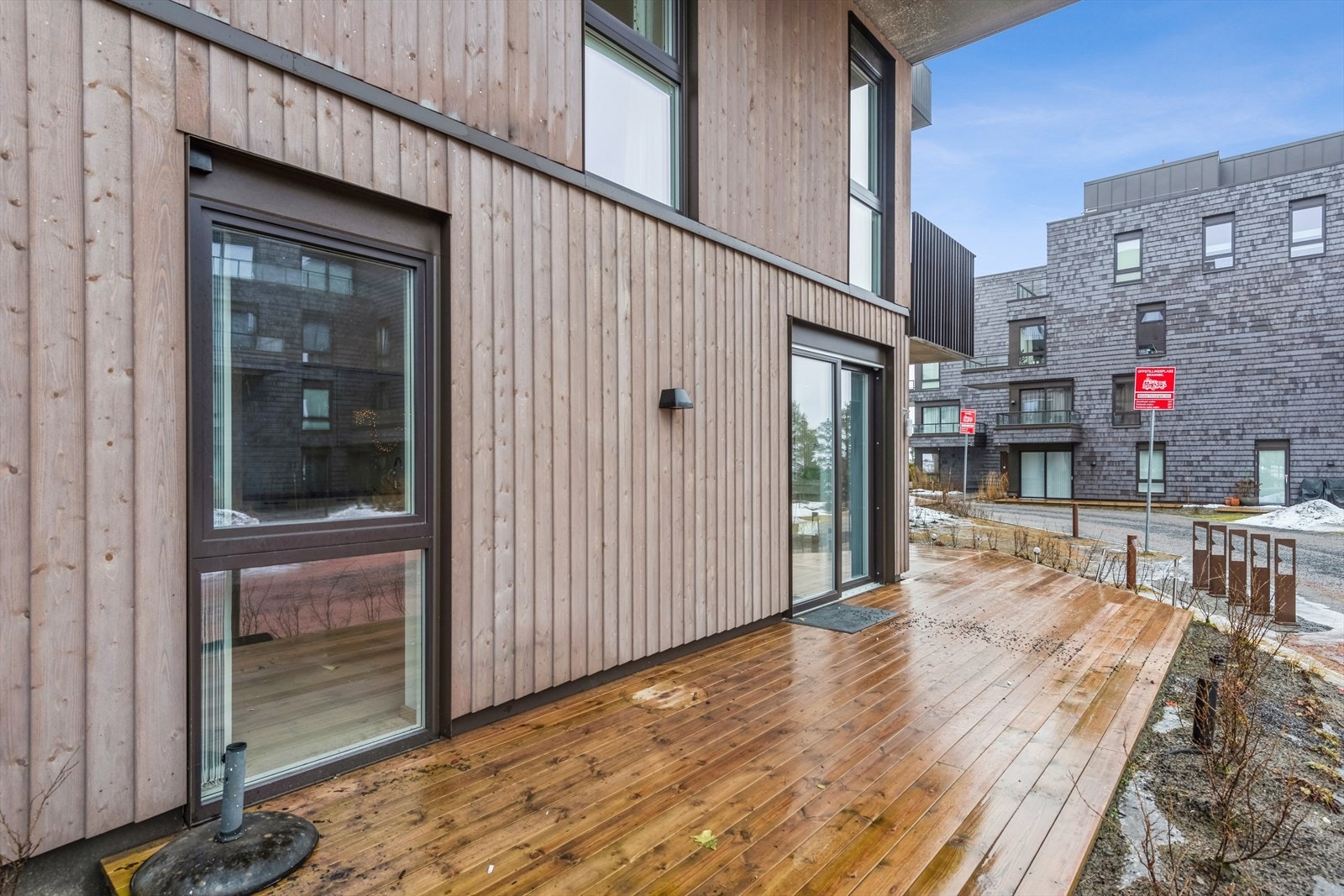 Stor og delvis overbygd terrasse på hele 30 m² Galleribilde