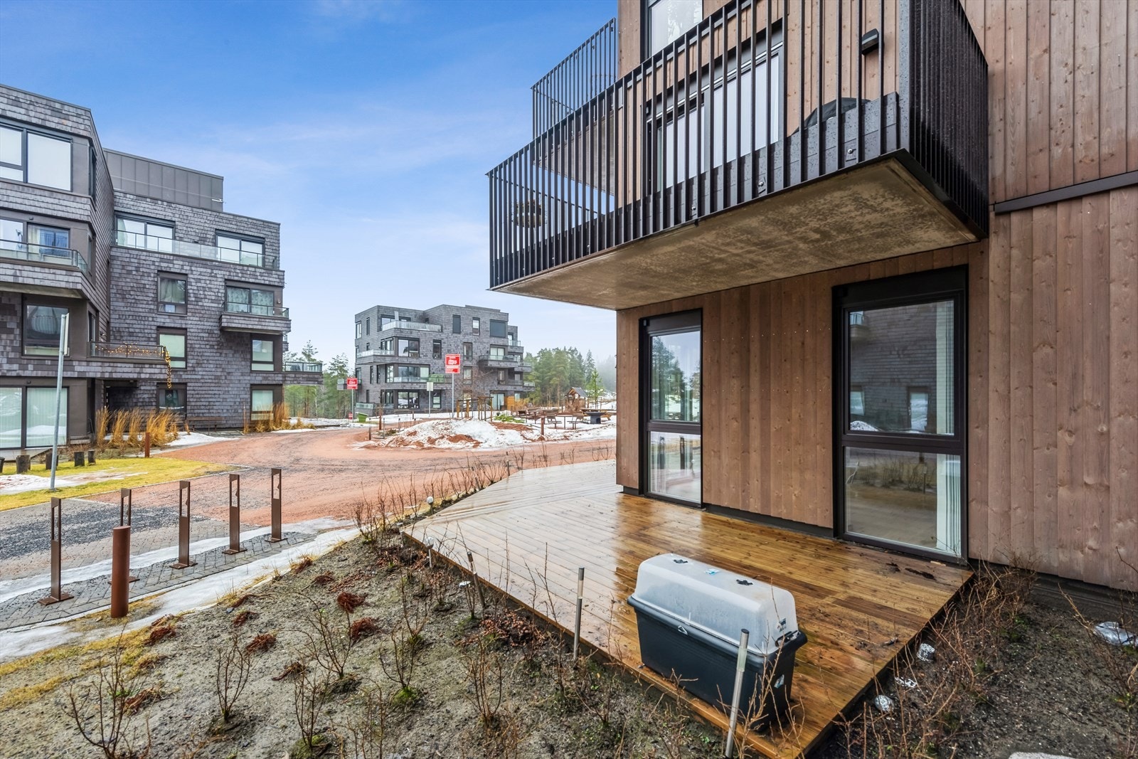 Meget tiltalende 3-roms hjørneleilighet fra 2023, med blant annet lys og åpen stue-/kjøkkenløsning, stor vestvendt terrasse og medfølgende garasjeplass Galleribilde