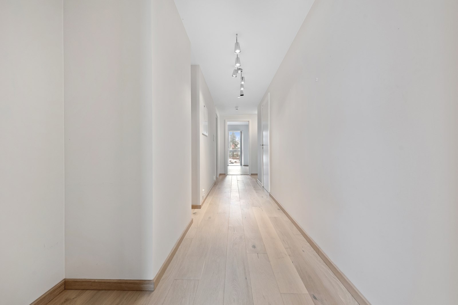 Her er det god plass til skoskap, oppheng og garderobeløsninger Galleribilde