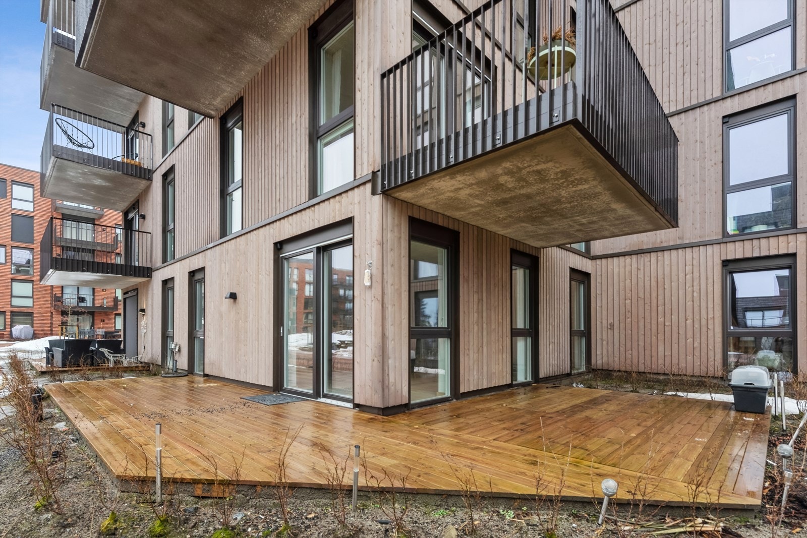 Terrassen vinkler seg rundt byggets vestre side Galleribilde