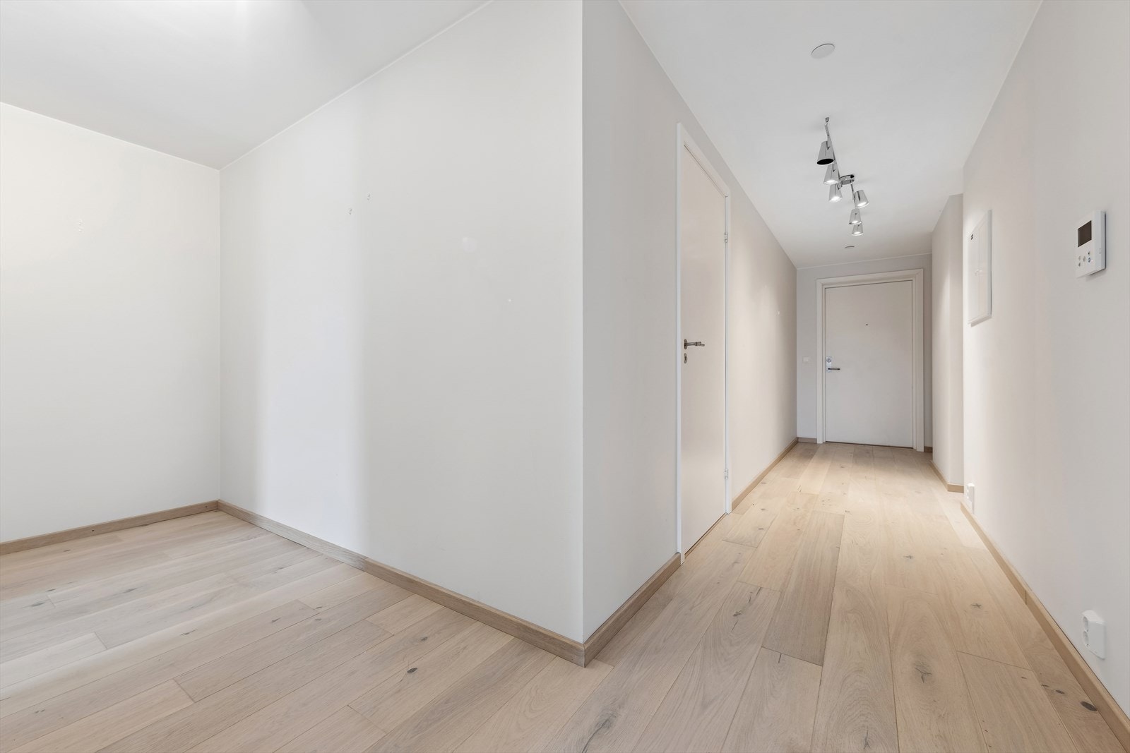 Innenfor døren kommer du inn i en innbydende og langstrakt entré Galleribilde