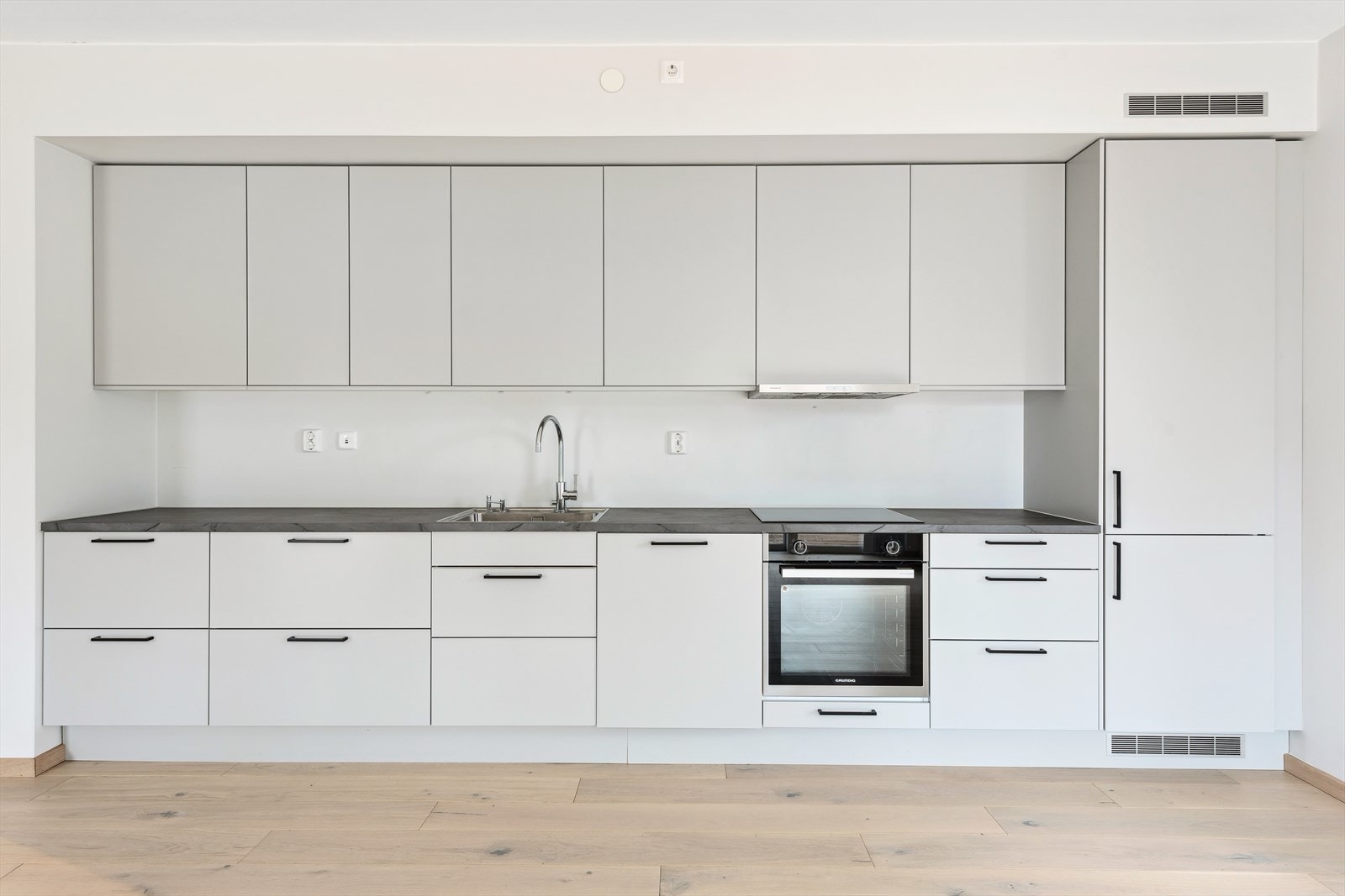 I innredningen er det integrerte hvitevarer som stekeovn, platetopp, oppvaskmaskin og kjøle-/fryseskap Galleribilde