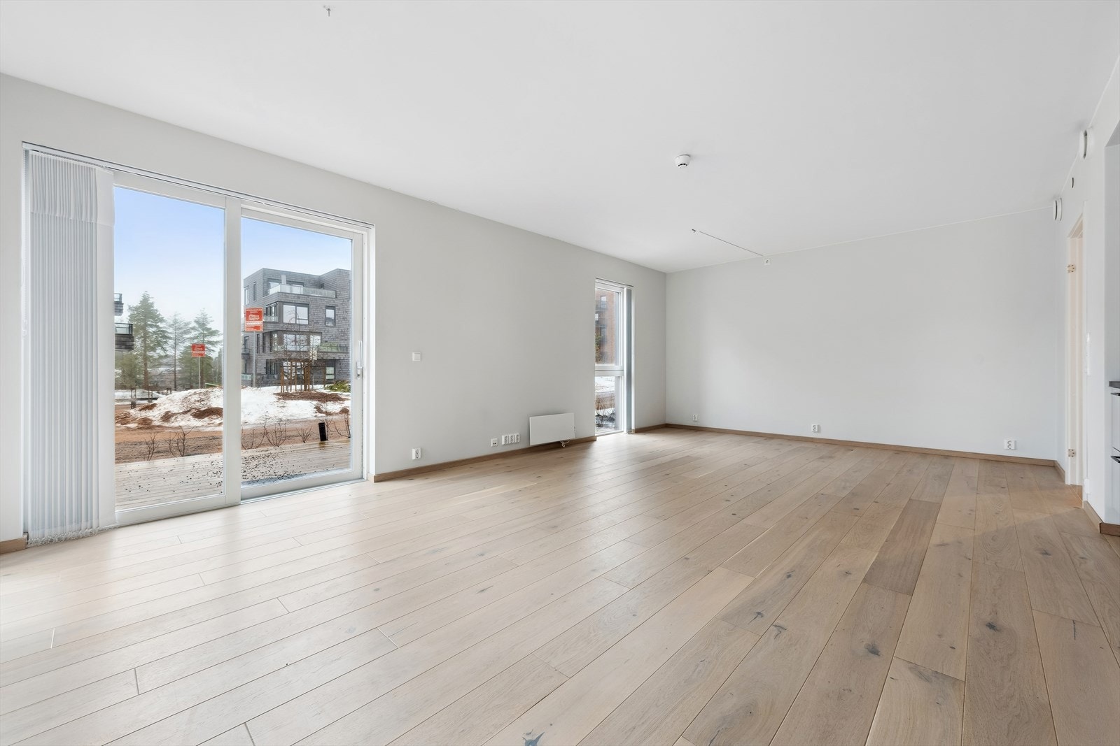 I stuen er det god plass til både sofagruppe og spisebord. Det er også god himlingshøyde i stuen Galleribilde