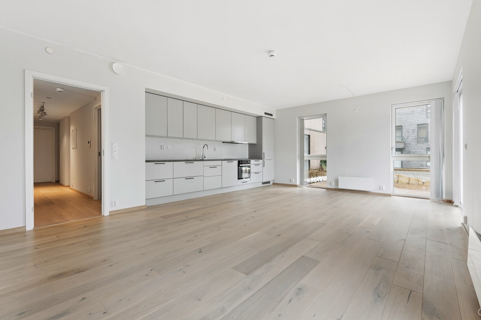 Overflatene er hvitmalte og gulvet er belagt med vakker parkett Galleribilde