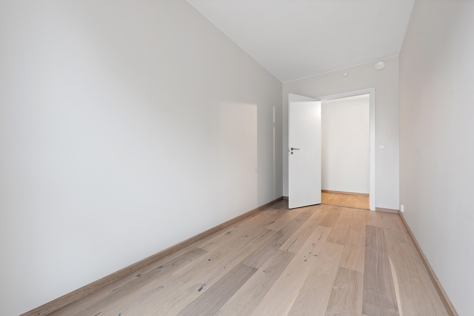 Begge soverom har plass til seng, skrivebord og garderobeløsning Galleribilde