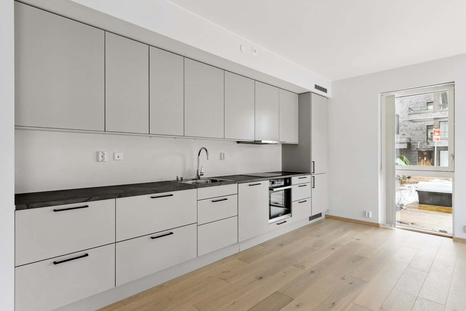 Det er er moderne kjøkken som byr på godt med oppbevarings- og arbeidsplass Galleribilde