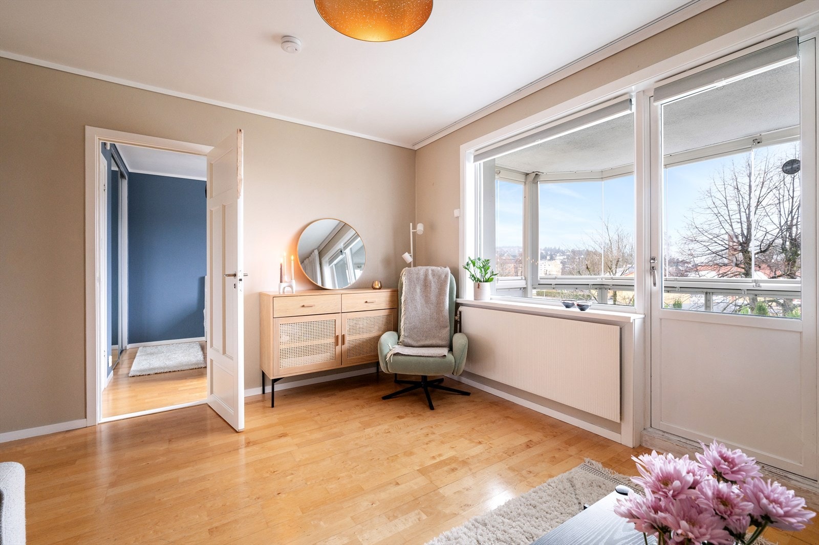 Utgang til innglasset balkong på 8 m² fra stuen. Galleribilde