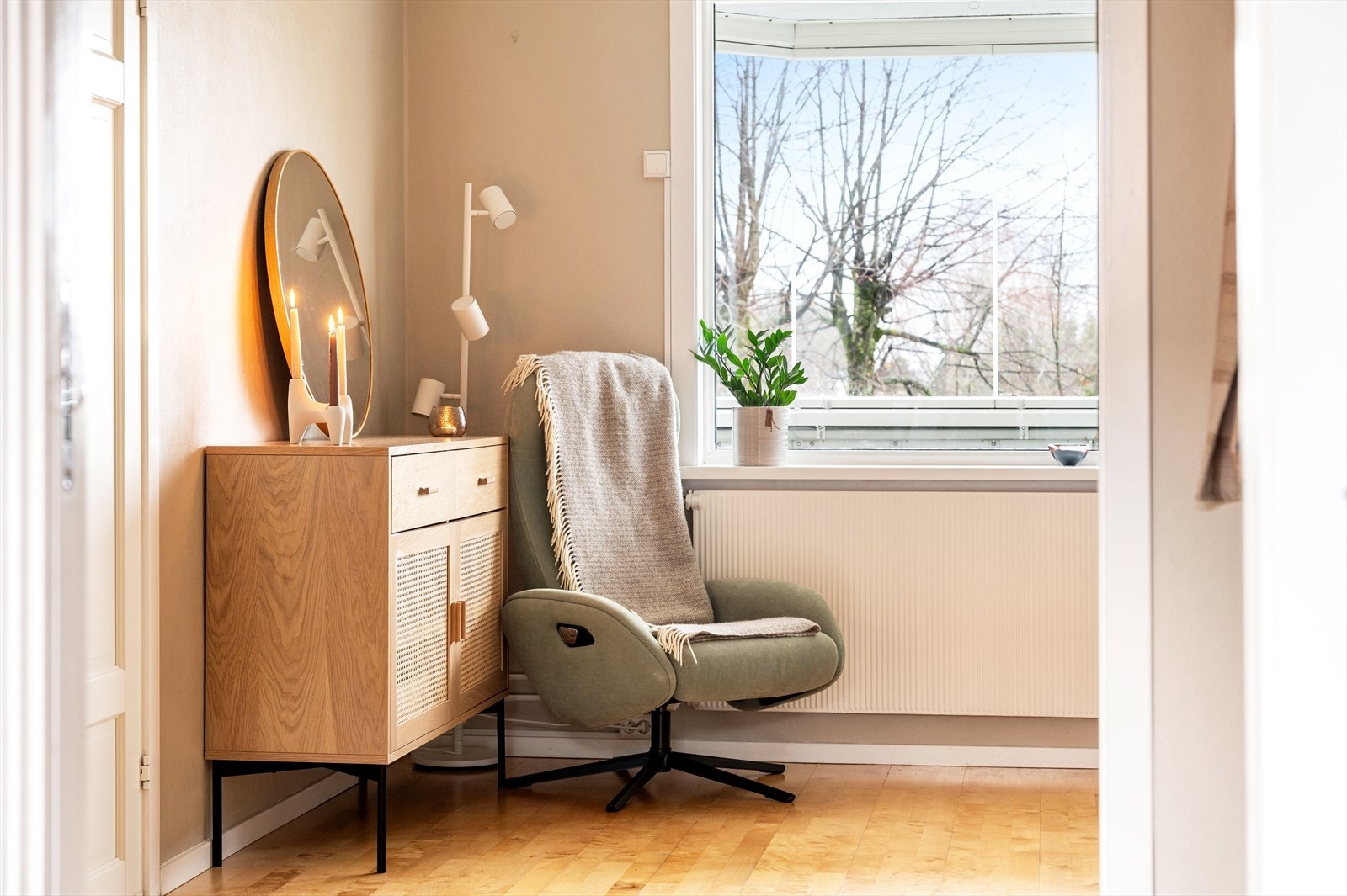 Her ligger alt til rette for å flytte rett inn eller med enkle grep sette sitt eget preg på rommet. Galleribilde