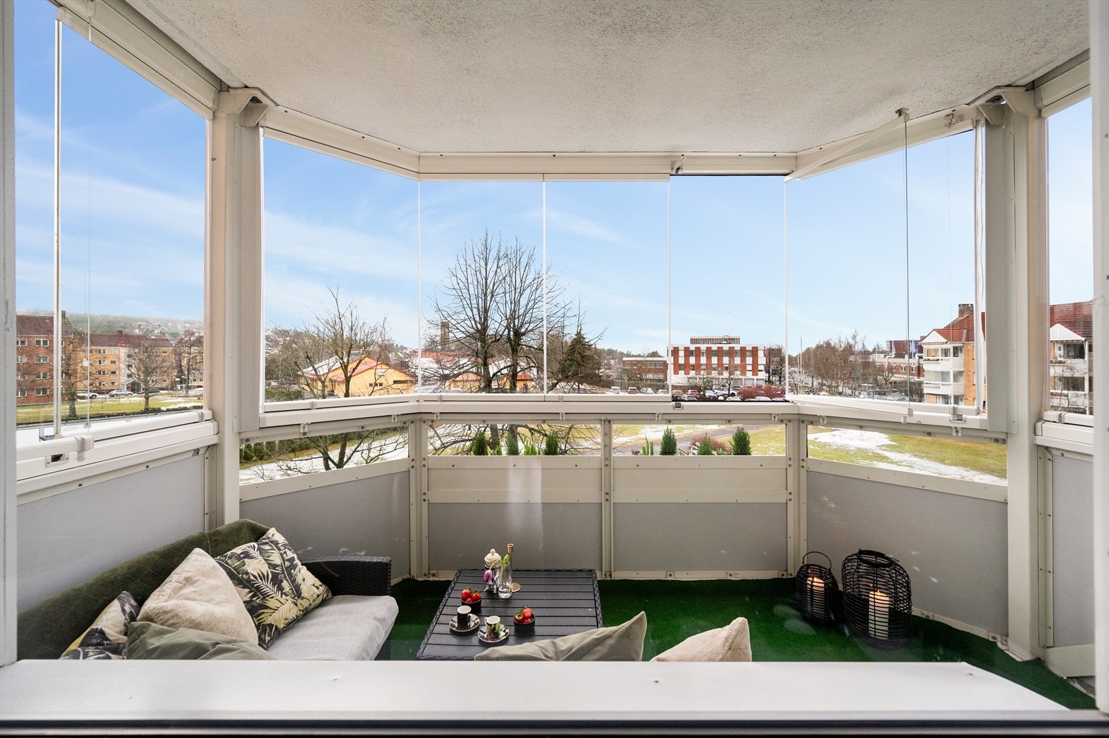 Her er det god plass til sittegruppe, grill og beplantning hvor hyggelige sommerdager kan nytes i godt selskap. Galleribilde