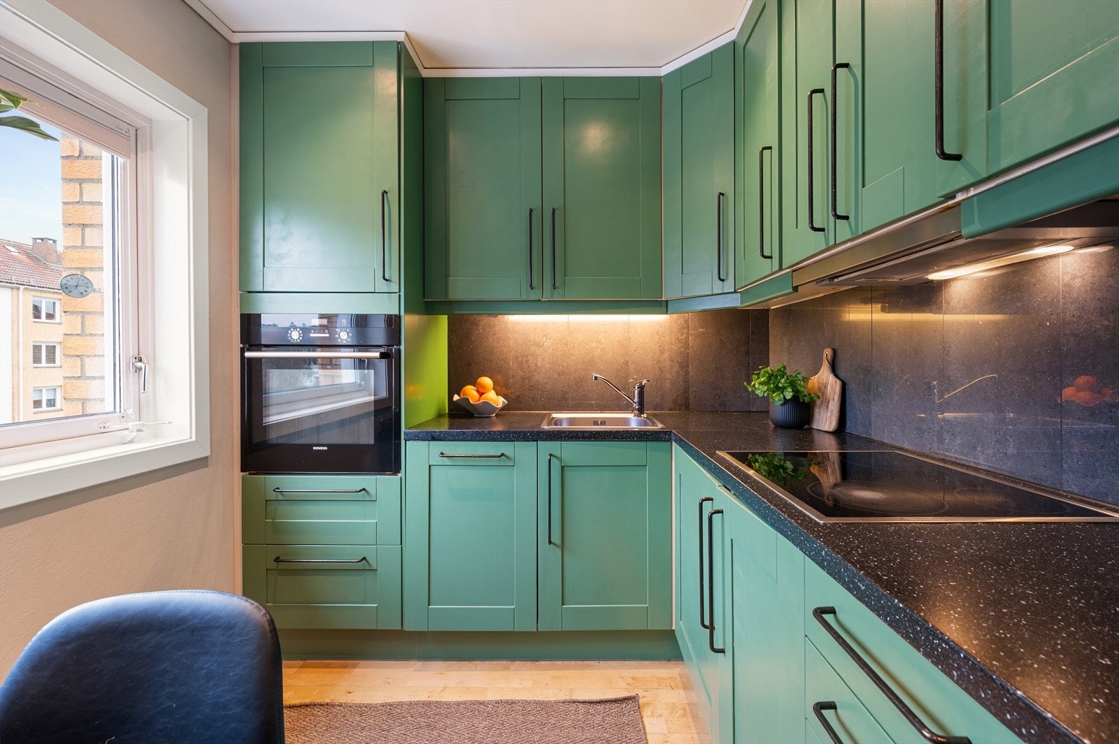 Separat kjøkken som byr på rikelig med oppbevaringsplass. Galleribilde