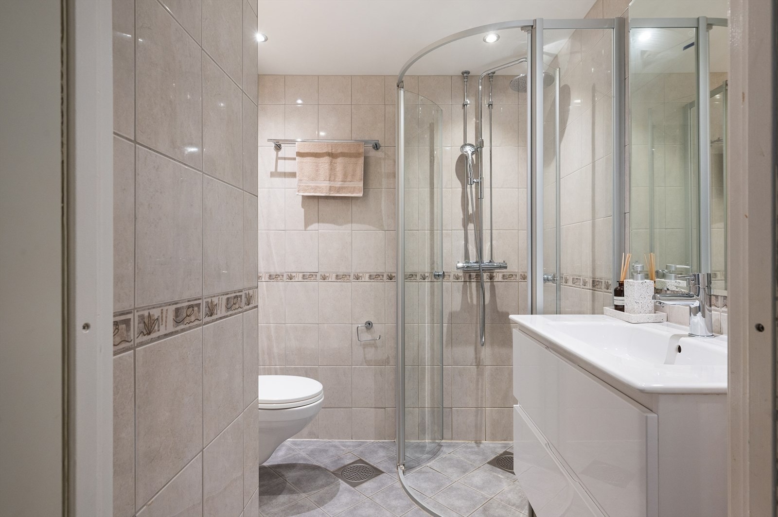 Pent flislagt bad rehabilitert i regi av borettslaget i 2009. Varmtvann inkludert i felleskostnader. I boden på soverom er det opplegg for vaskemaskin. Galleribilde