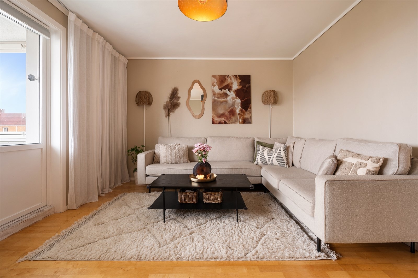 Lys og hyggelig stue med store vindusflater som bidrar til en luftig og god atmosfære i rommet. Galleribilde