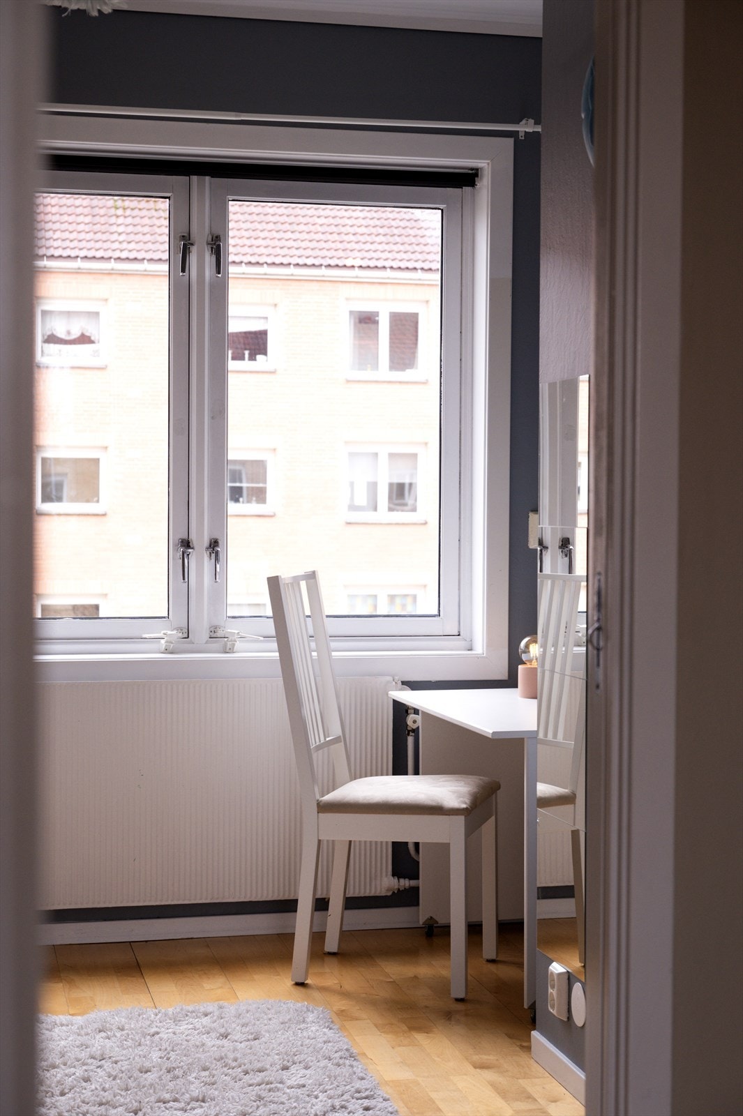 Oppvarming via radiatorer tilknyttet felles varmeanlegg inkludert i felleskostnader. Galleribilde