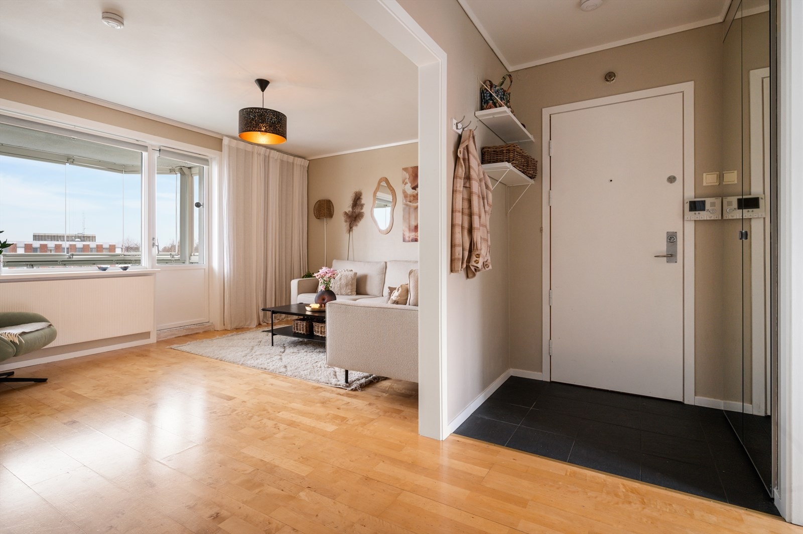 Velkommen inn - Leiligheten er beliggende byggets 3. etasje, hvor du blir møtt av en flislagt entré. Galleribilde