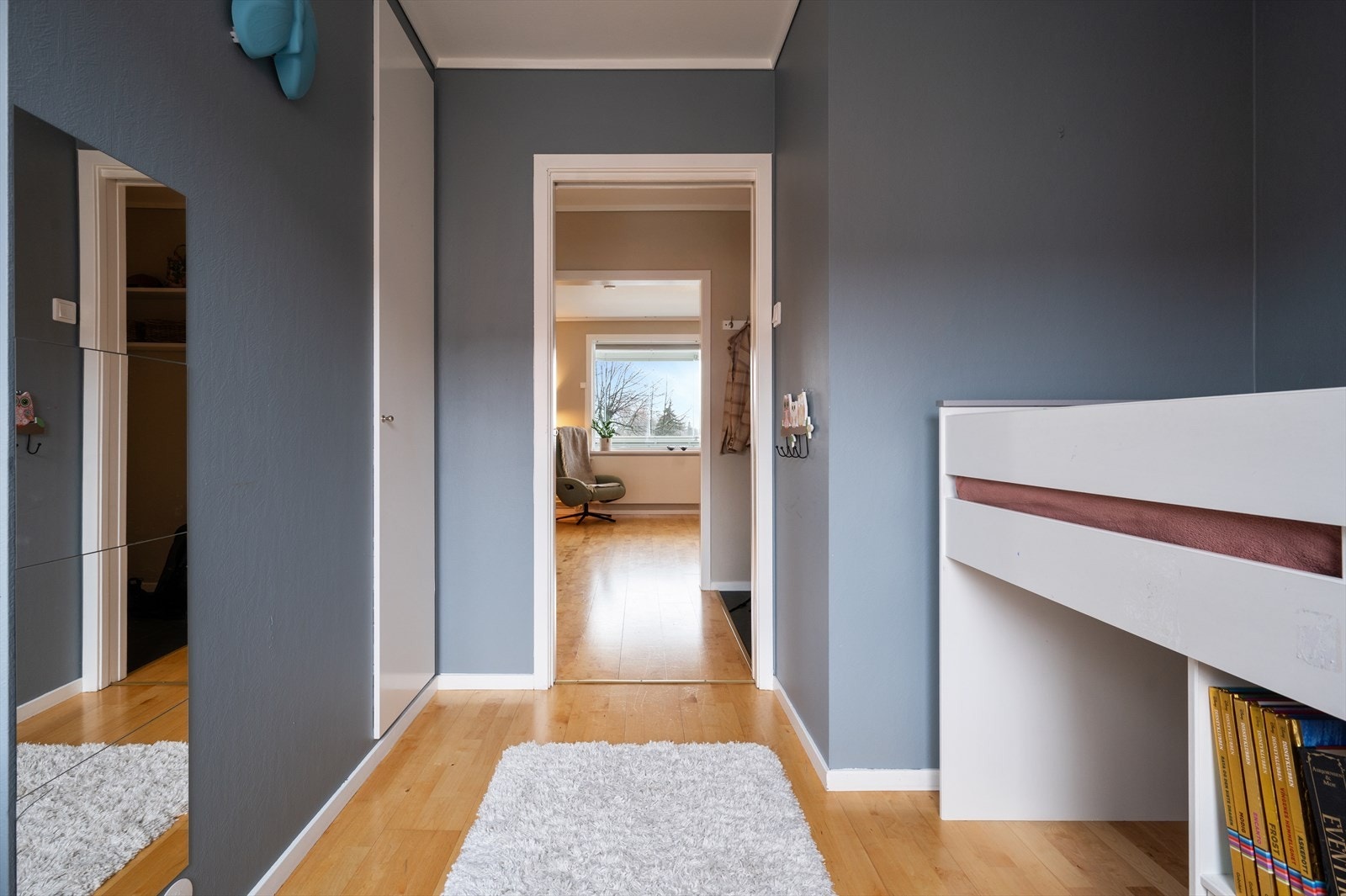 Bruk gjerne det ekstra soverommet som barnerom, gjesterom eller hjemmekontor. Godt med oppbevaringsplass i plassbygd skap. Galleribilde