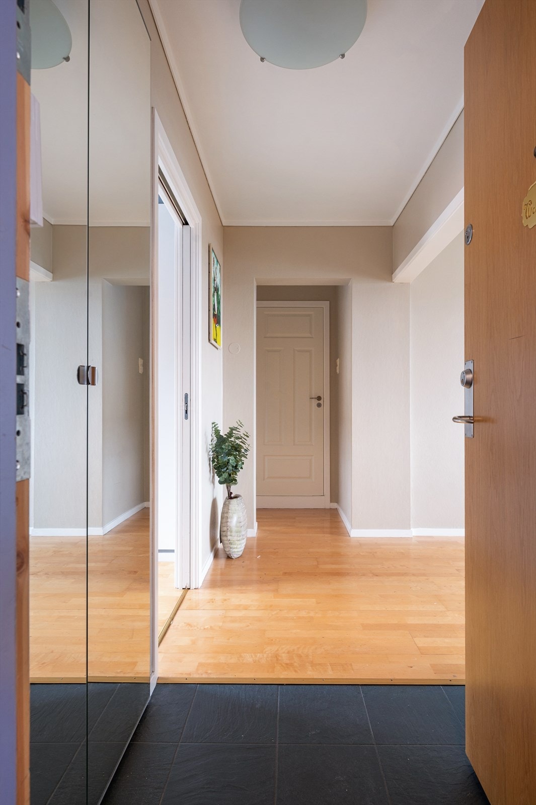 Det er god plass til å henge fra seg yttertøy og sette fra seg sko, samt oppbevaring i garderobe. Galleribilde