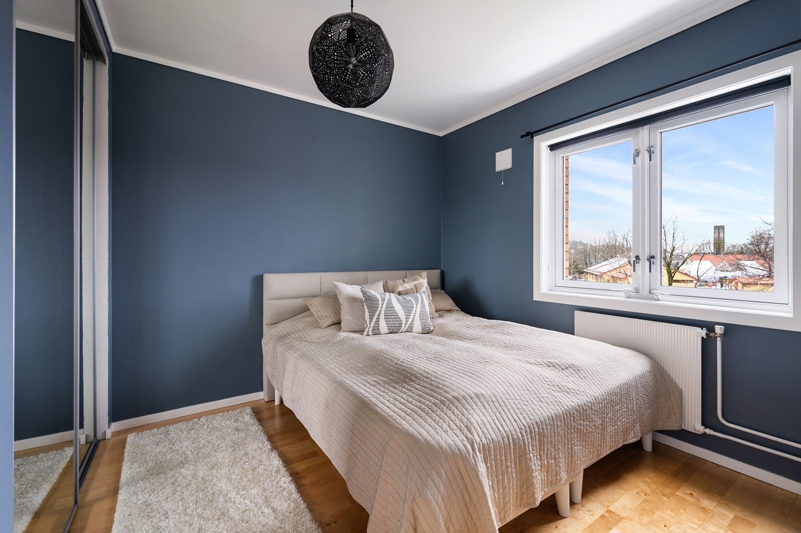 Boligen har to gode soverom med plass til dobbeltseng og tilhørende nattbord. Galleribilde