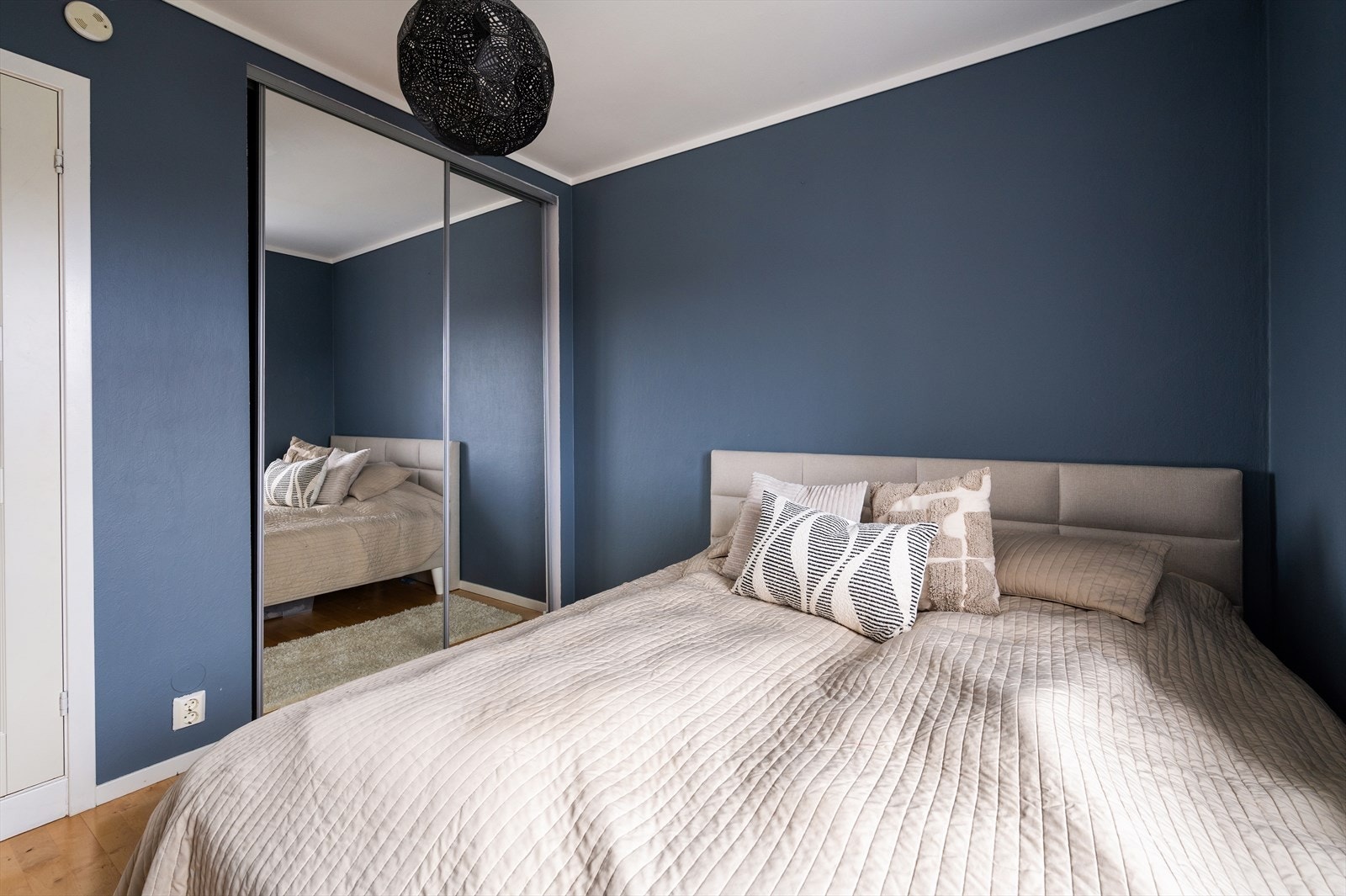 Hovedsoverommet har et stor vindu som gir godt med naturlig lys og god oppbevaringsplass i garderobeløsning. Galleribilde