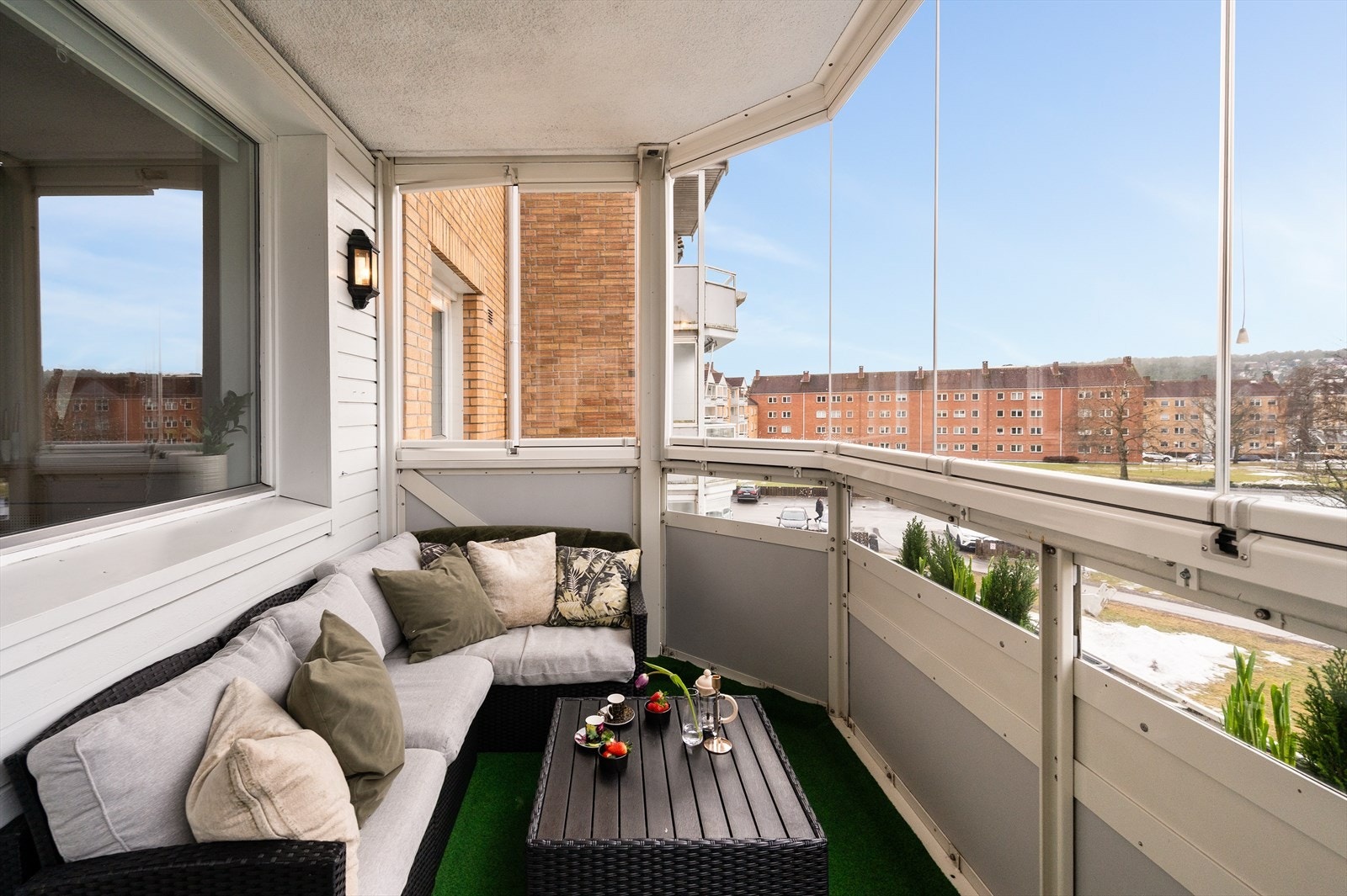 Balkongen oppleves som en forlengelse av stuen på sommerhalvåret med hyggelig utsyn mot felles grøntarealer. Galleribilde