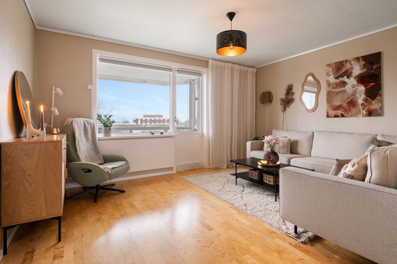 Sebastian Westgård ved DNB Eiendom presenterer Våronnveien 12! Galleribilde