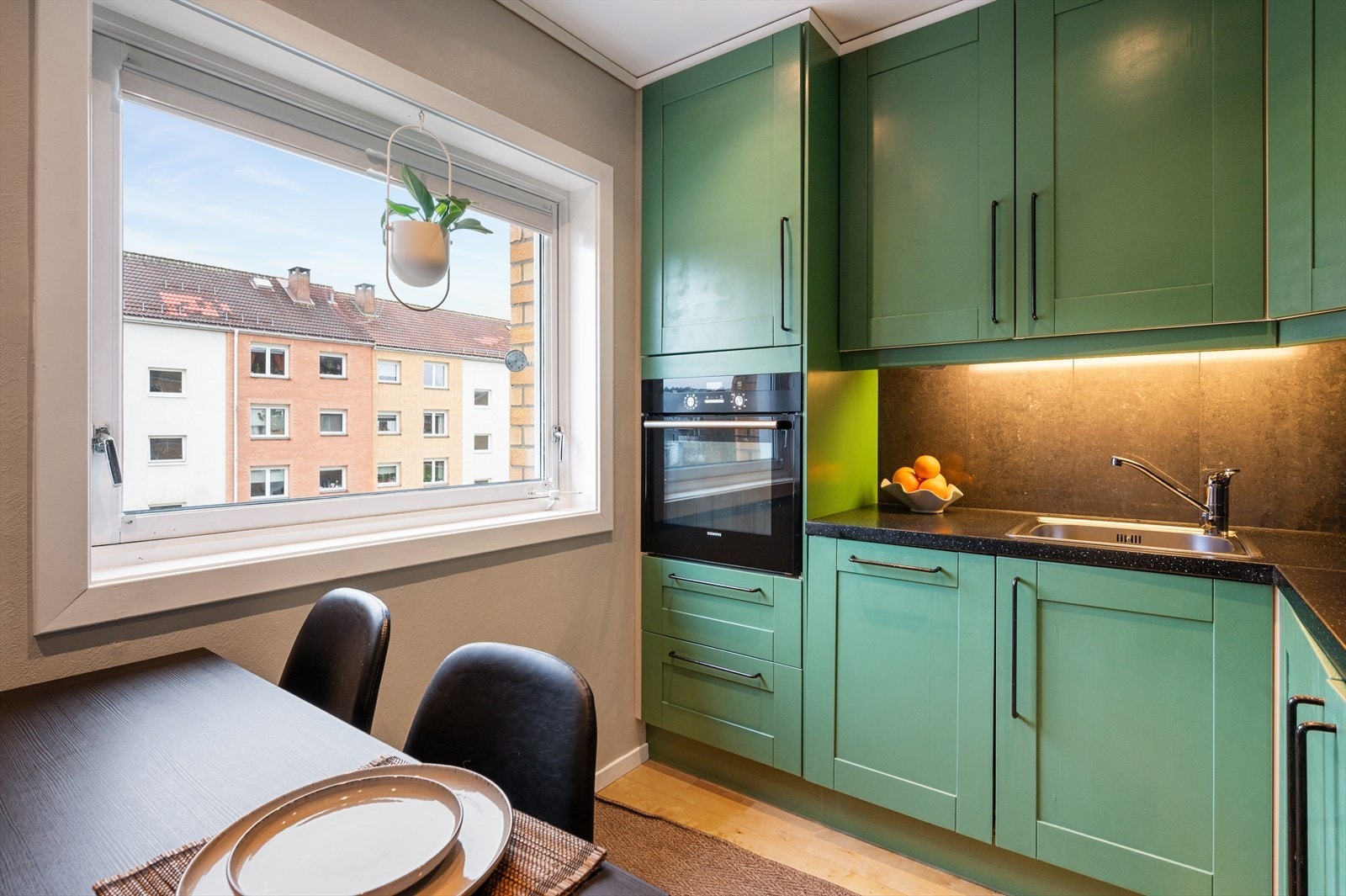 På kjøkkenet er det også god plass til et spisebord. Galleribilde