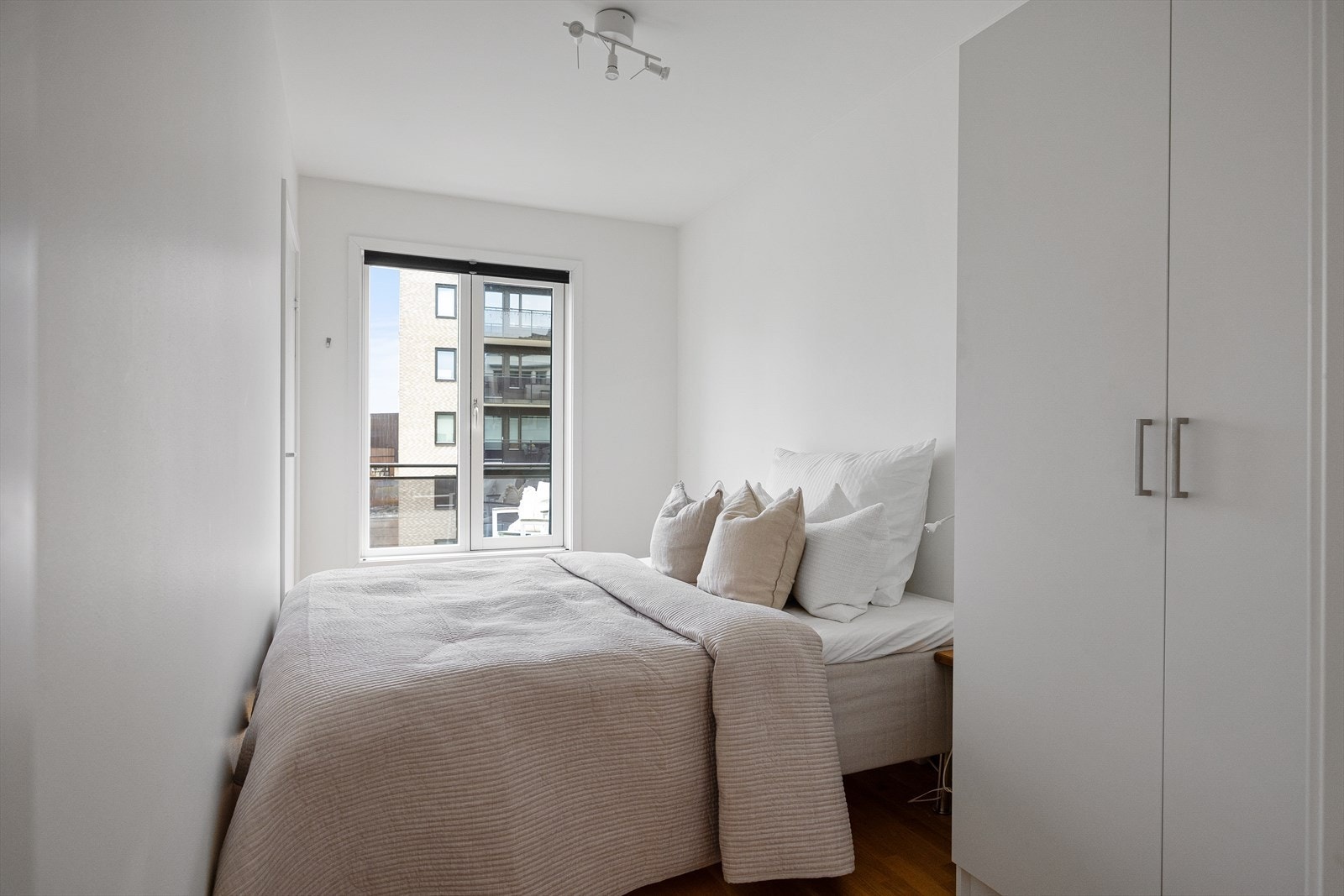 Soverommet er romslig, med plass til dobbeltseng, nattbord og tilhørende møbler. Galleribilde