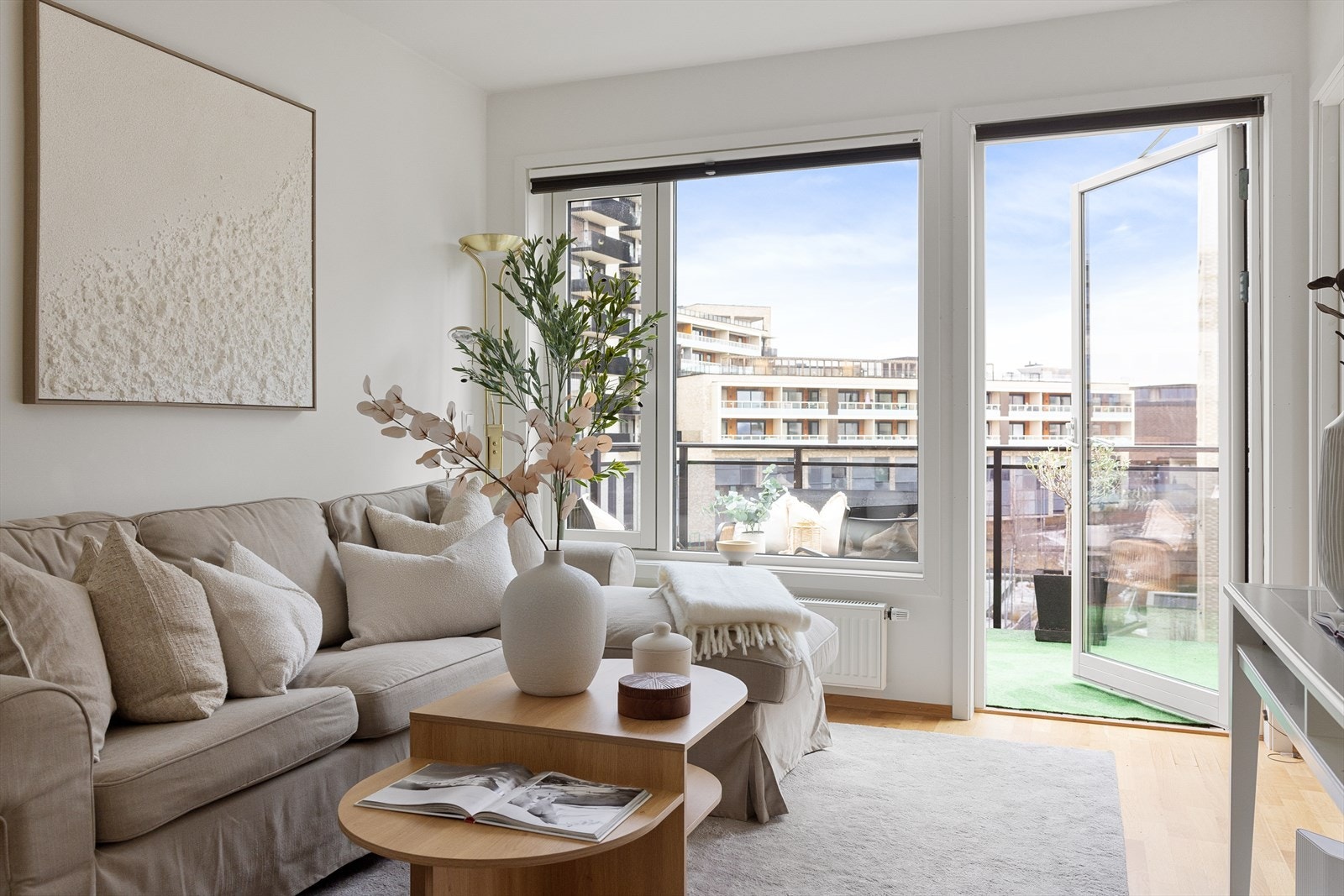 Lys og innbydende 2-roms i 6. etasje - heis, utsikt og sentral beliggenhet! Velkommen til Fernanda Nissens gate 4A. Galleribilde