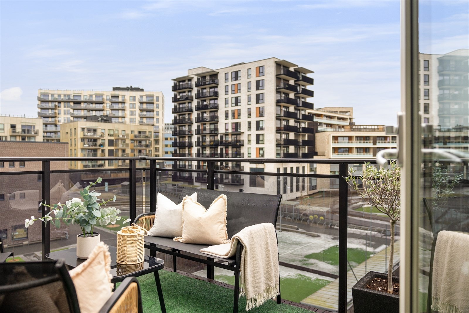 Leiligheten har en fantastisk sydvendt balkong på 12 kvm med optimale solforhold - perfekt for lange, solrike dager! Galleribilde