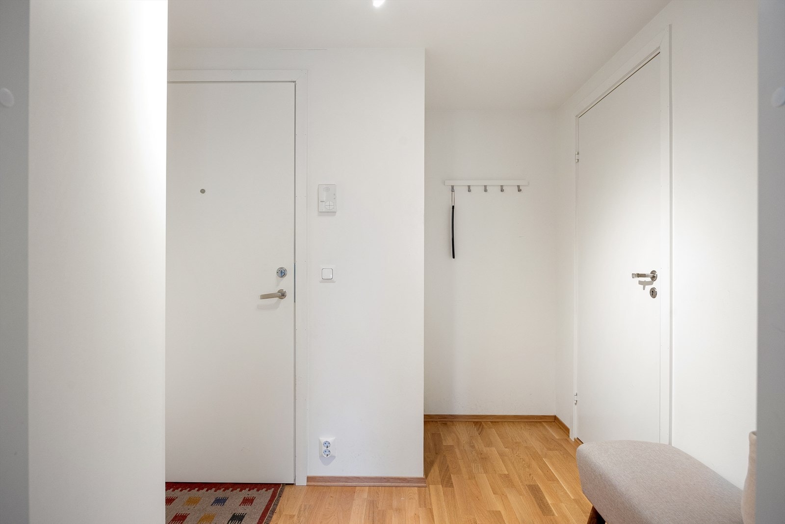 Leiligheten har en innbydende entré med downlights, som skaper et varmt og imøtekommende førsteinntrykk. Galleribilde