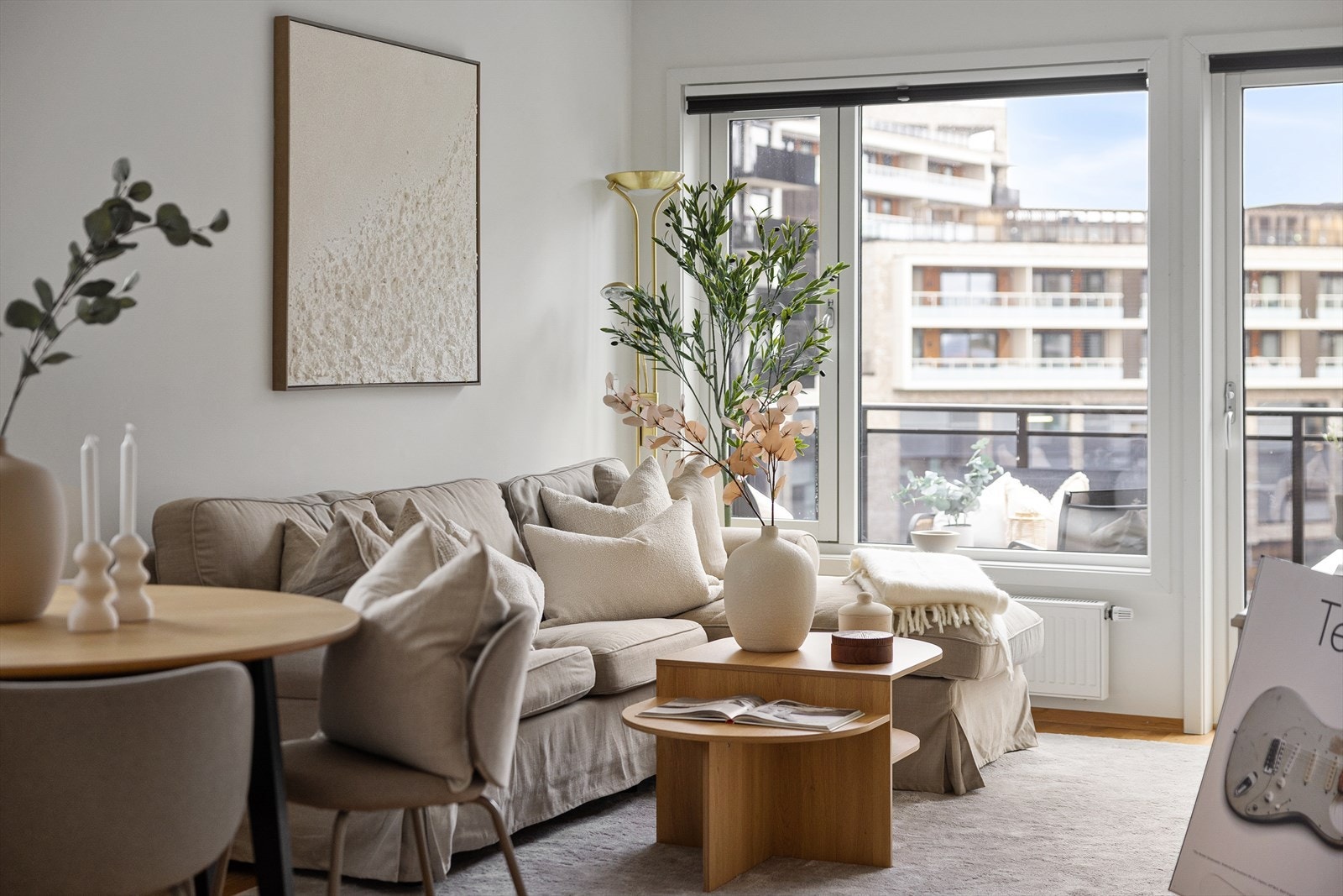 Felleskostnadene inkluderer varmtvann, fyring, digital-TV, bredbånd, garasjeplass og mer, som gir en bekymringsfri hverdag. Galleribilde