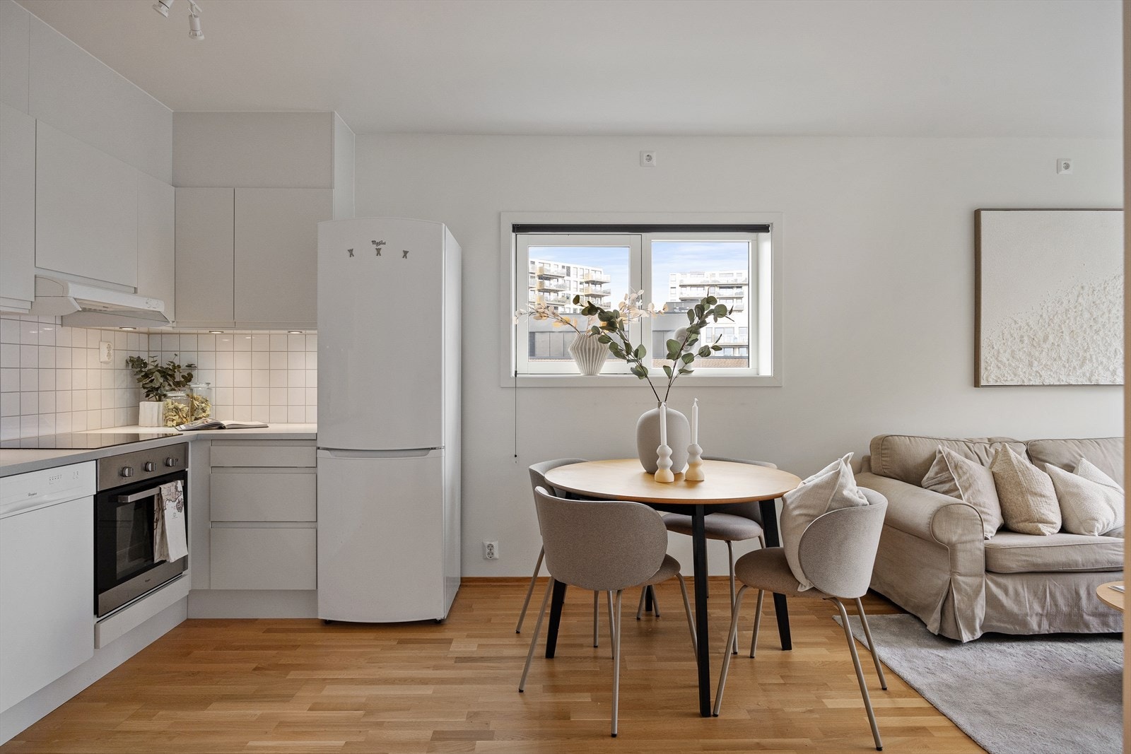 Kjøkkenet er utstyrt med integrert platetopp, stekeovn, oppvaskmaskin og ventilator over kokeplassen. Galleribilde