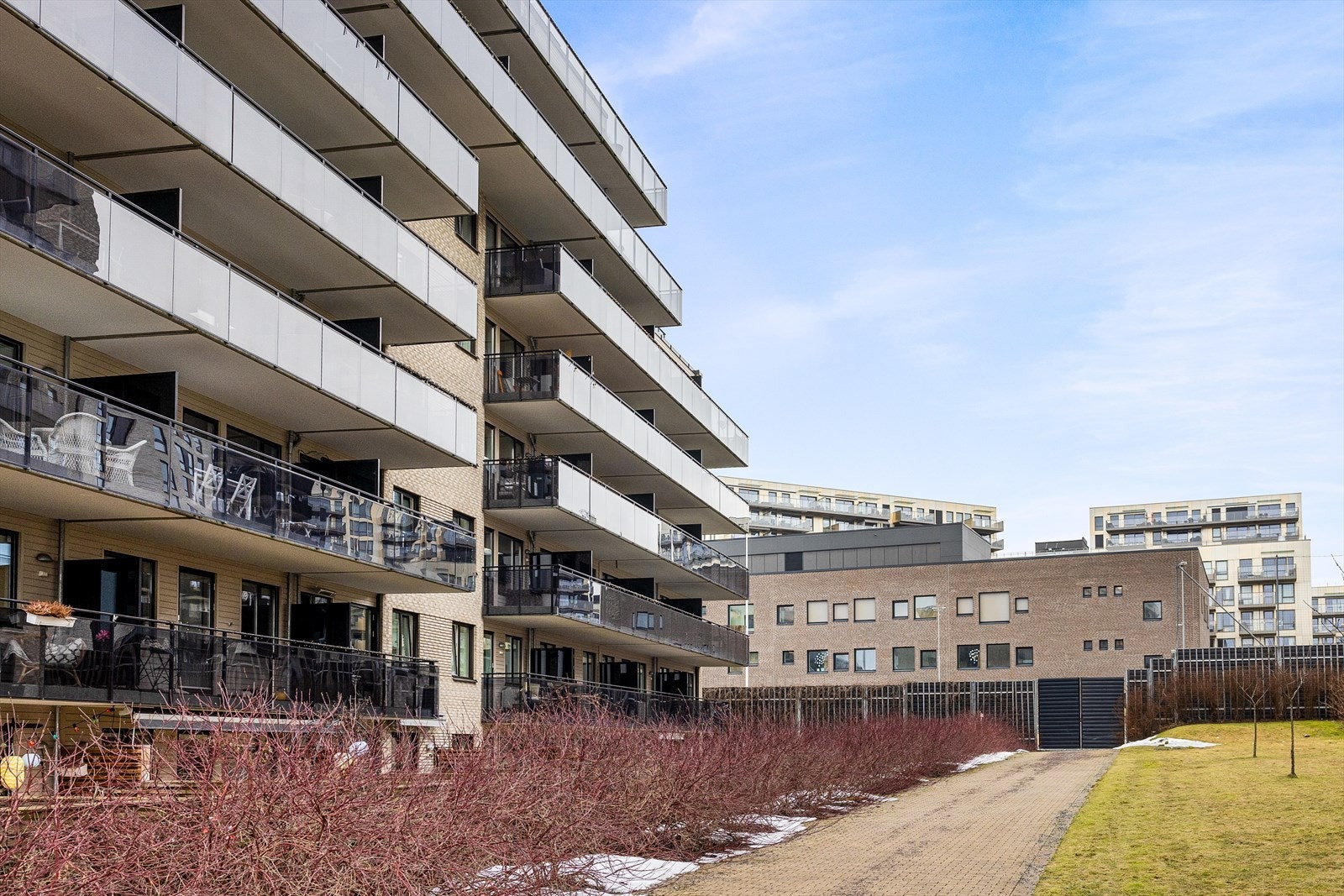 Med en attraktiv beliggenhet i Nydalen har du enkel tilgang til byens fasiliteter, inkludert dagligvarebutikker, treningssentre, apotek, restauranter, kaféer og offentlig transport - alt innen gangavstand. Galleribilde
