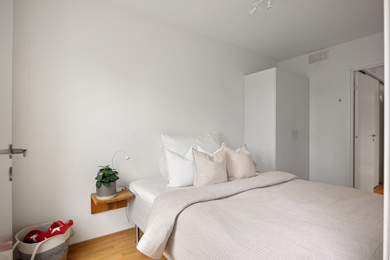 Rommet har også rikelig med oppbevaringsplass i et praktisk garderobeskap, som gir orden og god utnyttelse av plassen. Galleribilde