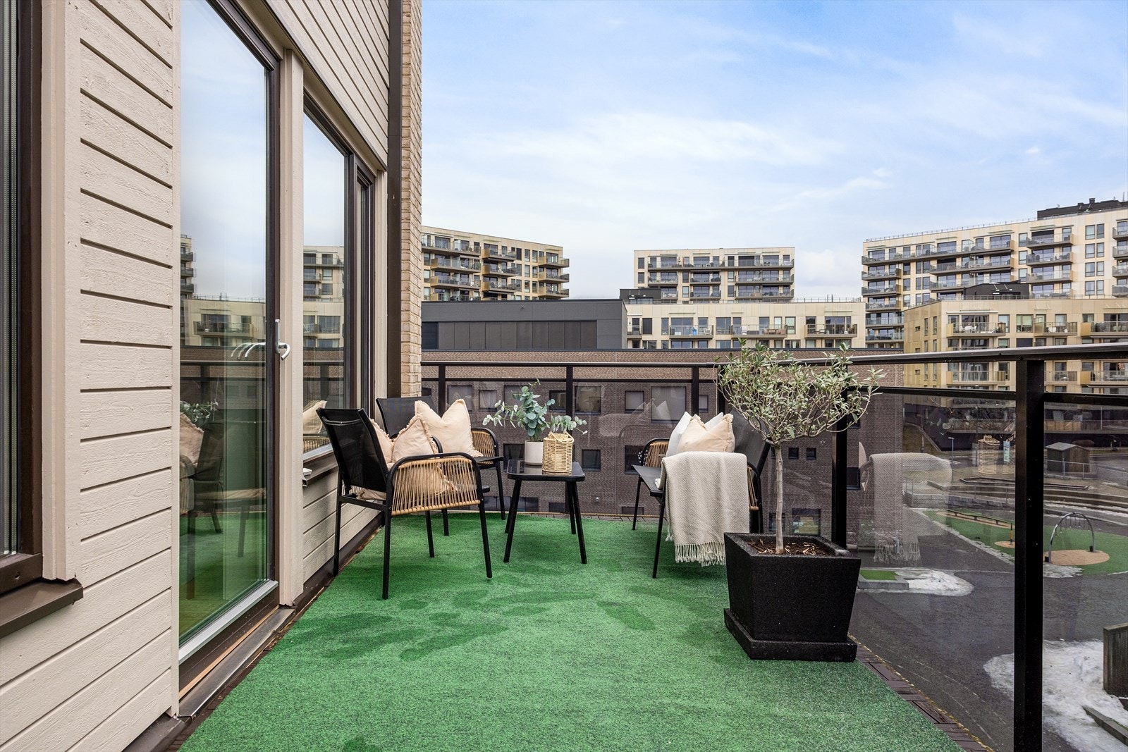 I vår- og sommerhalvåret blir balkongen en naturlig forlengelse av stuen, perfekt for hyggelige stunder med familie og venner. Galleribilde