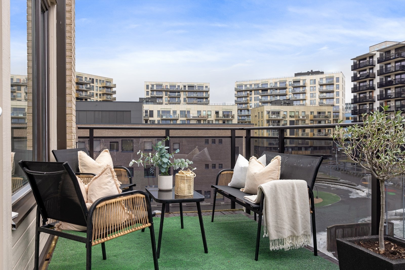 Her kan du enkelt skape en koselig uteoase med utemøbler, beplantning og en gassgrill. Galleribilde