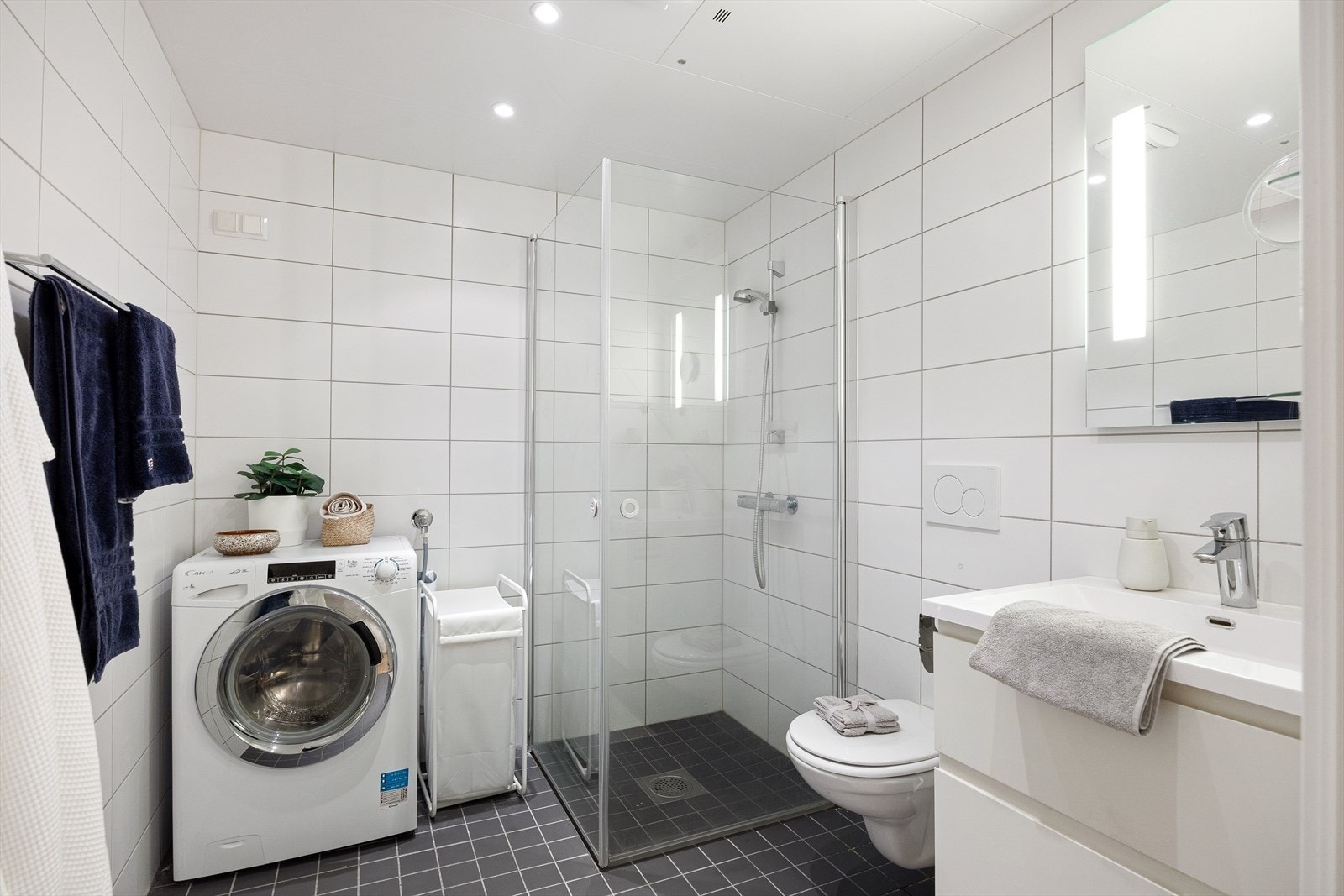 Romslig og pent flislagt baderom med elektriske varmekabler og innfelt downlights i himlingen. Det er opplegg for vaskemaskin og balansert ventilasjon. Galleribilde