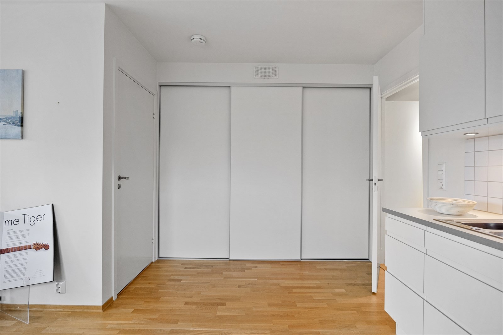 Det er rikelig med plass til oppbevaring av klær og yttertøy i den romslige skyvedørsgarderoben, praktisk plassert rett ved gangen og kjøkkenet for enkel tilgang. Galleribilde