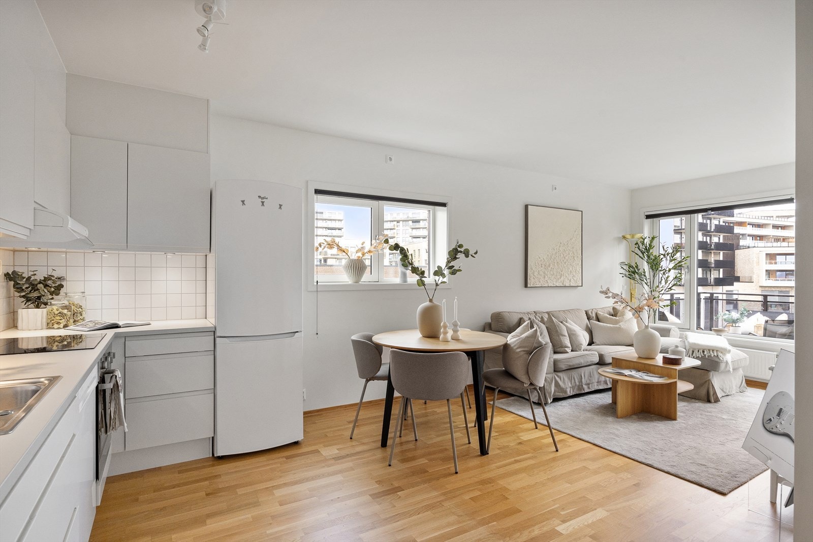 Stuen er lys og luftig, med store vindusflater som sørger for rikelig med naturlig lys, i tillegg til en takhøyde på 2,50 meter som gir en ekstra romslig følelse. Galleribilde