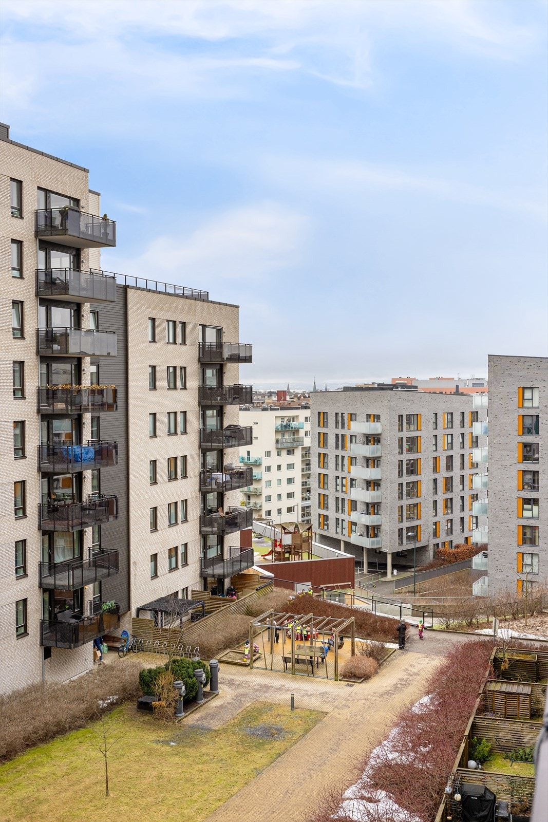 Balkongen vender ut mot et rolig og fredelig område, som gir et avslappende uterom. Galleribilde