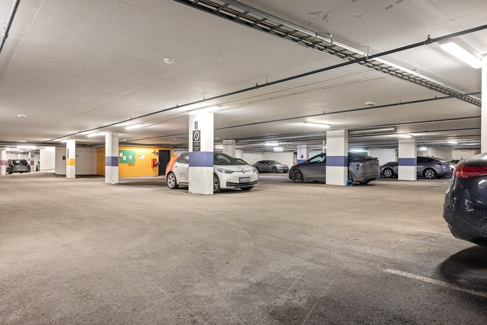 Det medfølger en garasjeplass med opplegg for elbillader, merket med nr. 180. Galleribilde